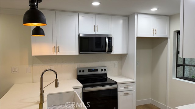 Detail Gallery Image 4 of 22 For 196 Pineview, Irvine,  CA 92620 - 2 Beds | 1/1 Baths