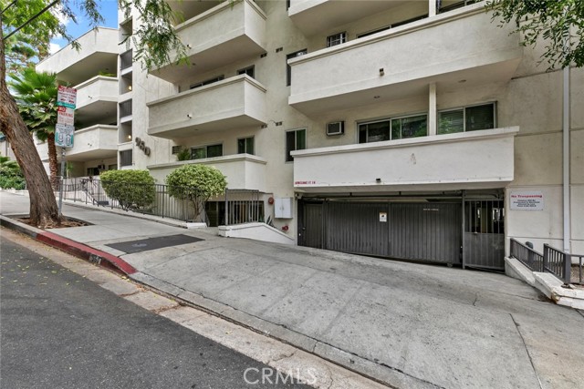 960 Larrabee Street, West Hollywood CA: https://media.crmls.org/medias/7d8e7eaf-fda8-4dc3-93a2-10ab1f7039dc.jpg