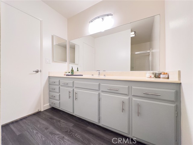 927 N Kings Road, West Hollywood CA: https://media.crmls.org/medias/7d90381f-6aa4-48fe-9ac0-74950af91b77.jpg