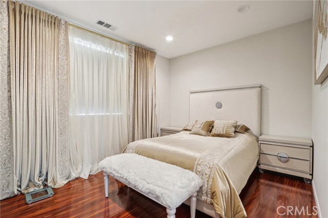 Detail Gallery Image 16 of 37 For 13225 Victory Bld, Valley Glen,  CA 91401 - 3 Beds | 3/1 Baths