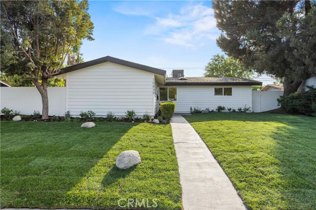 10839 Danube Avenue, Granada Hills CA: https://media.crmls.org/medias/7d951f37-039d-4e86-8f20-45f3518a8f9c.jpg