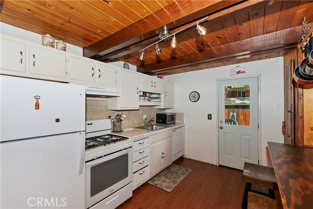 Detail Gallery Image 15 of 46 For 317 W Aeroplane Bld, Big Bear City,  CA 92314 - 4 Beds | 2 Baths