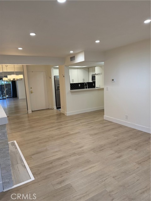 Detail Gallery Image 4 of 39 For 6275 Canoga, Woodland Hills,  CA 91367 - 2 Beds | 1 Baths