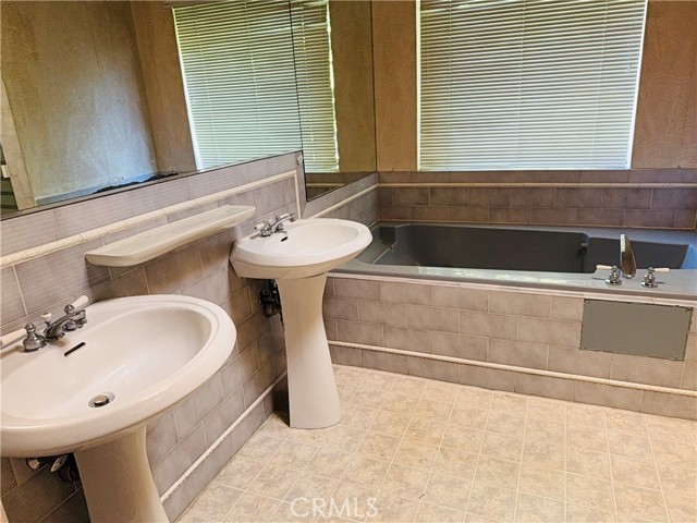 Detail Gallery Image 3 of 6 For 18237 Clark St, Tarzana,  CA 91356 - 3 Beds | 2/1 Baths