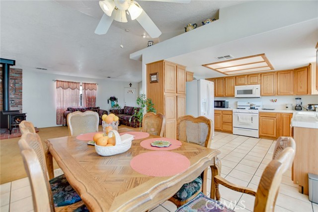 21919 Standing Rock Avenue, Apple Valley CA: https://media.crmls.org/medias/7d969b60-ad1d-49af-8200-ec06a03b5b23.jpg