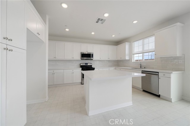 Detail Gallery Image 15 of 44 For 13463 Chimayo Street, Victorville,  CA 92392 - 4 Beds | 3 Baths