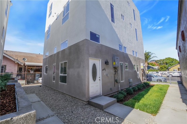 Detail Gallery Image 3 of 25 For 4921 1/2 Normandie, Los Angeles,  CA 90037 - 4 Beds | 4/1 Baths
