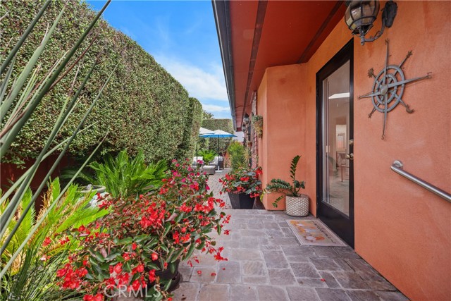 103 Yorktown, Newport Beach CA: https://media.crmls.org/medias/7d9d2652-04b9-46f6-9c4a-b0104016b285.jpg