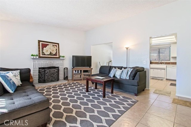 Detail Gallery Image 2 of 4 For 44605 Gillan Ave, Lancaster,  CA 93535 - 3 Beds | 2 Baths