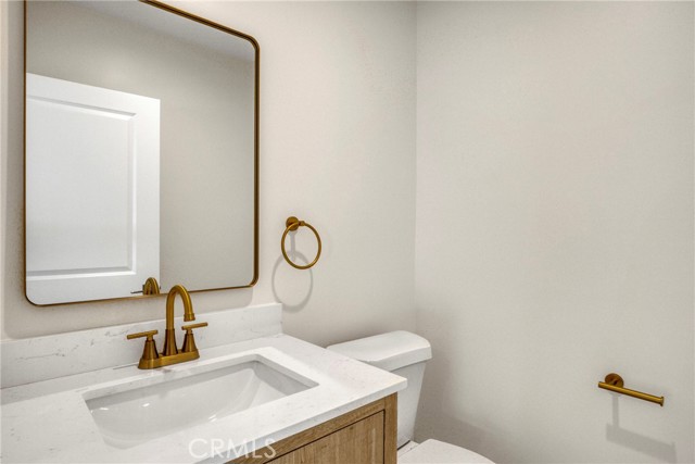 Detail Gallery Image 11 of 39 For 7040 Tyrone Ave, Van Nuys,  CA 91405 - 6 Beds | 4/1 Baths