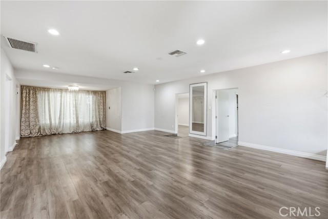 Detail Gallery Image 14 of 44 For 8647 Corbin Ave, Winnetka,  CA 91306 - 5 Beds | 3/1 Baths