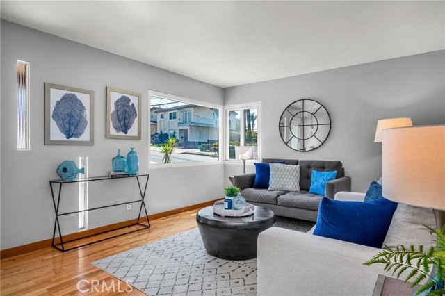 Detail Gallery Image 3 of 31 For 701 Hillcrest, El Segundo,  CA 90245 - 5 Beds | 2 Baths