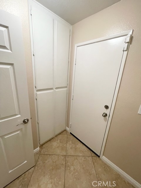 https://media.crmls.org/medias/7daa0920-f319-4396-997b-79fde323c57f.jpg?preset=X-Large