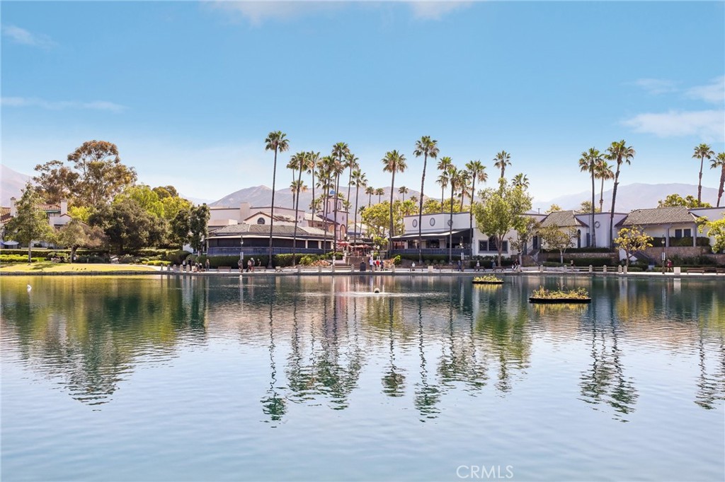 https://media.crmls.org/medias/7daab4fb-79d7-46f8-bfca-ff073f6ccd0b.jpg?preset=X-Large