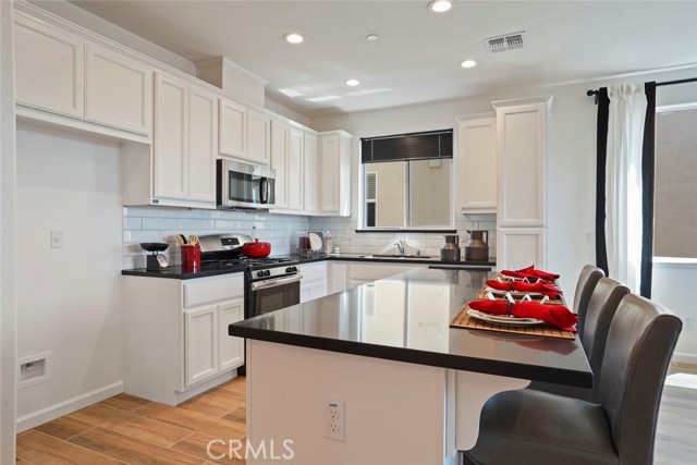 Detail Gallery Image 6 of 8 For 455 Barrett Ln, Los Banos,  CA 93635 - 4 Beds | 3 Baths