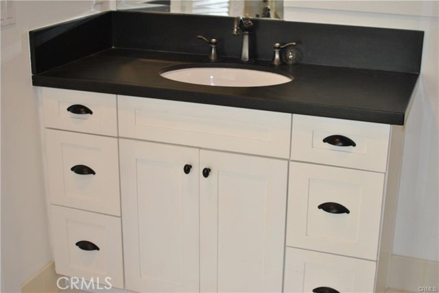 Detail Gallery Image 13 of 75 For 804 N Irena Ave #B,  Redondo Beach,  CA 90277 - 3 Beds | 2/1 Baths