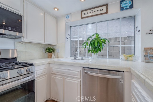 Detail Gallery Image 13 of 43 For 18250 Devonwood Cir, Fountain Valley,  CA 92708 - 3 Beds | 2 Baths