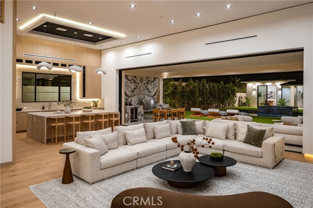 Detail Gallery Image 15 of 72 For 11826 Kling St, Valley Village,  CA 91607 - 6 Beds | 5/1 Baths