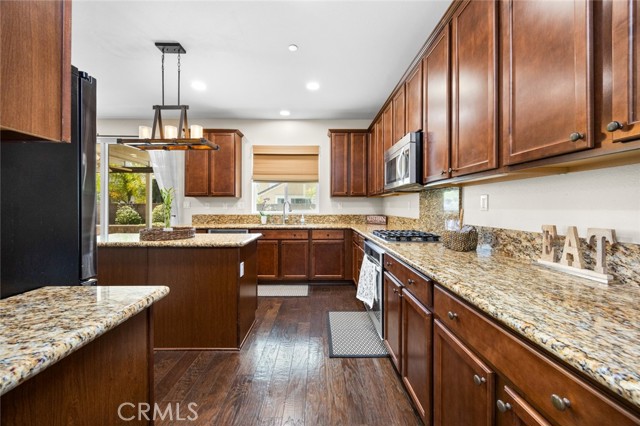 Detail Gallery Image 5 of 23 For 25589 Foxglove, Corona,  CA 92883 - 5 Beds | 3 Baths