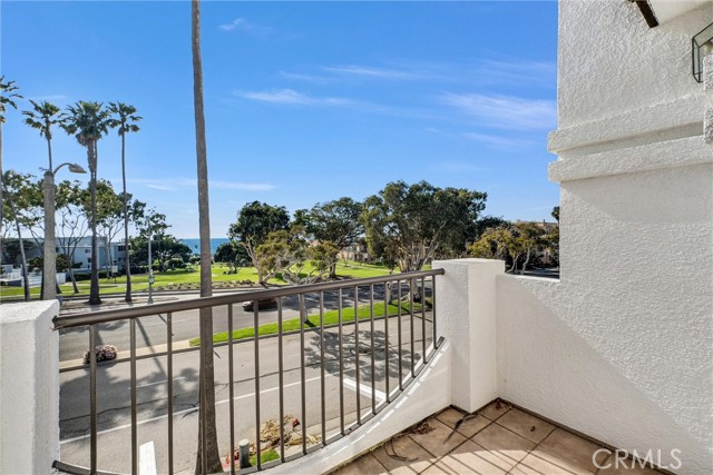 Detail Gallery Image 28 of 36 For 200 N Catalina Ave #F,  Redondo Beach,  CA 90277 - 3 Beds | 3 Baths