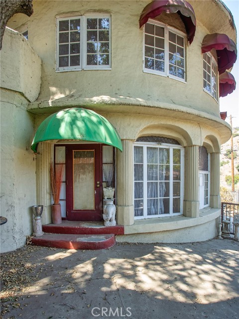8618 La Tuna Canyon Road, Sun Valley CA: https://media.crmls.org/medias/7dbca342-b57a-41e3-8dc3-7e7091a2b930.jpg
