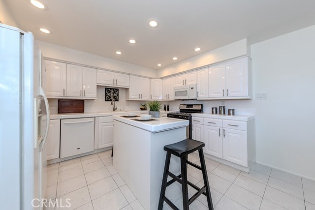 Detail Gallery Image 3 of 14 For 582 N La Nae Cir, Orange,  CA 92869 - 4 Beds | 2 Baths