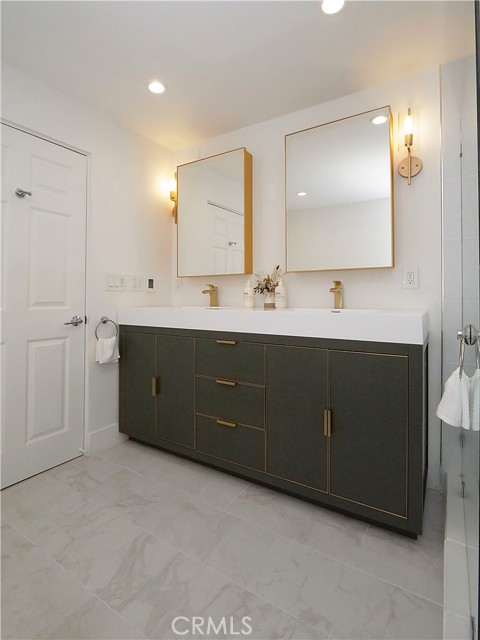 Double Sink Vanity in Primary Bathroom