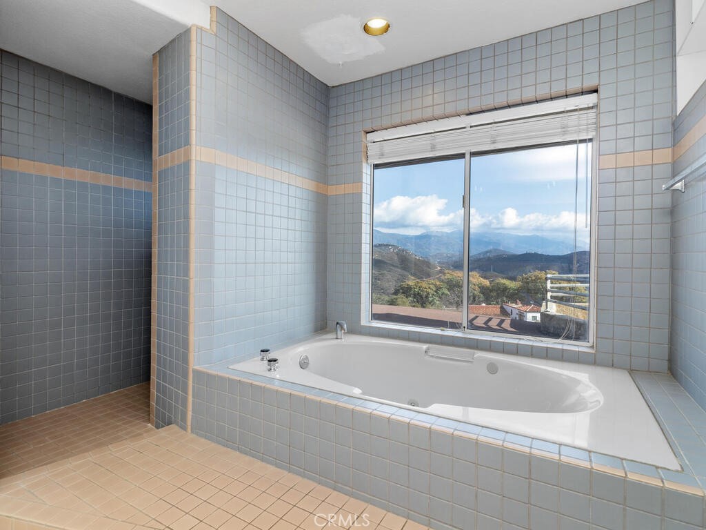 https://media.crmls.org/medias/7dc1df1e-0362-4be5-8b31-1ce871f524c8.jpg?preset=X-Large