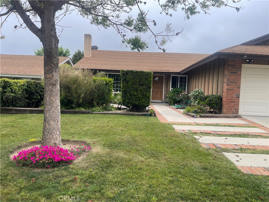 Very nice home, close to the fwy 5, a few minutes from Six Flags Maggie Mountain, updated counter top, kitchen cabinets, a beautiful back yard, no HOA and much more. Come to see it today