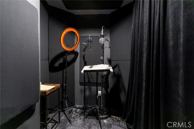 Detail Gallery Image 19 of 46 For 453 Davos, Crestline,  CA 92325 - 5 Beds | 2/1 Baths