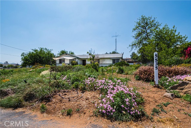 5535 Charlotte Lane, Jurupa Valley CA: https://media.crmls.org/medias/7dc8d6cc-0eda-4072-aaac-f17489b75f17.jpg