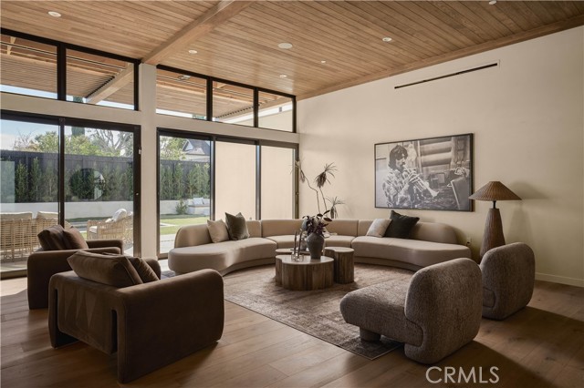 Detail Gallery Image 5 of 33 For 23740 Killion St, Woodland Hills,  CA 91367 - 4 Beds | 3 Baths