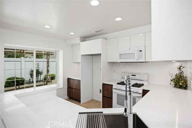15 Havre Court, Lake Forest CA: https://media.crmls.org/medias/7dccab48-6a41-4a41-b46c-1c5af6e0f43b.jpg
