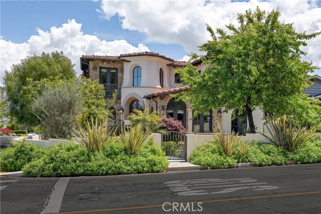 718 N Poinsettia Avenue, Manhattan Beach CA: https://media.crmls.org/medias/7dccb464-d34e-4ddc-b3ae-103ef1a6ce12.jpg