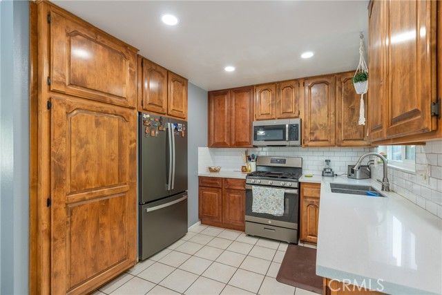 6858 John Dr, Jurupa Valley CA: https://media.crmls.org/medias/7dd4ad52-b1c2-4134-a1e6-342a4c8d7b0d.jpg