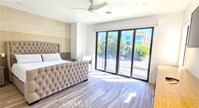 Detail Gallery Image 2 of 24 For 237 1st St, Huntington Beach,  CA 92648 - 4 Beds | 3/2 Baths