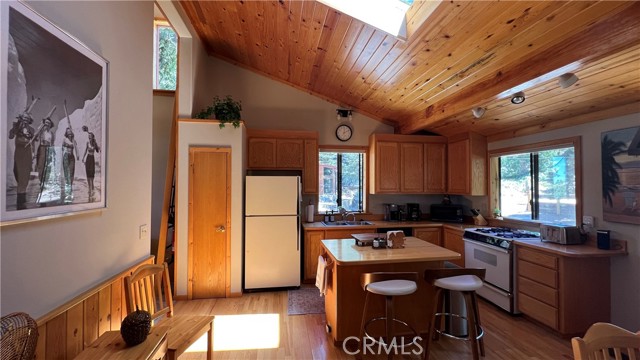 Detail Gallery Image 4 of 46 For 33478 Angeles Dr, Green Valley Lake,  CA 92341 - 2 Beds | 2 Baths