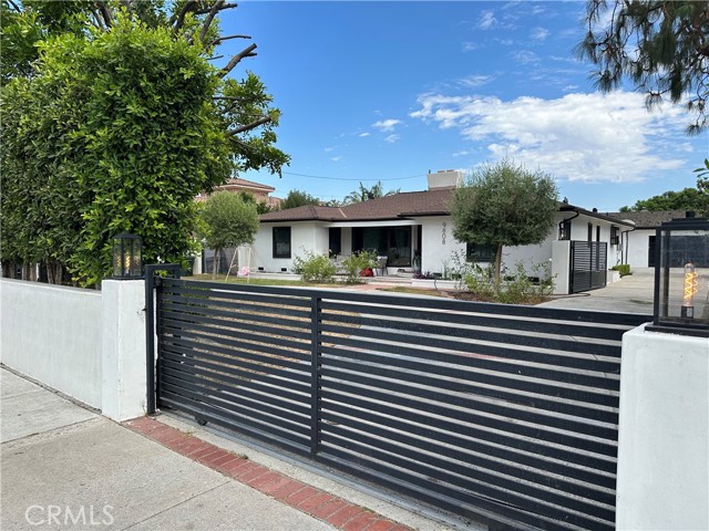 Detail Gallery Image 2 of 5 For 9808 Downey Ave, Downey,  CA 90240 - 3 Beds | 4 Baths