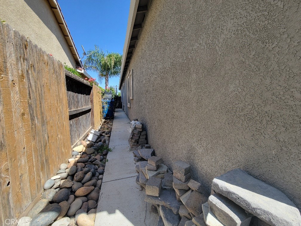 https://media.crmls.org/medias/7dde6e35-da08-4d87-baaf-74ad3e563dbd.jpg?preset=X-Large