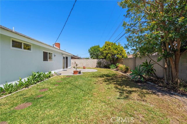 5852 Raphael Drive, Huntington Beach CA: https://media.crmls.org/medias/7de22a15-66e1-42fe-80a9-a40f9183d91b.jpg