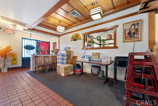 320 W Foothill Blvd, Upland CA: https://media.crmls.org/medias/7de44b69-6e49-4bac-af43-253adb2256c5.jpg