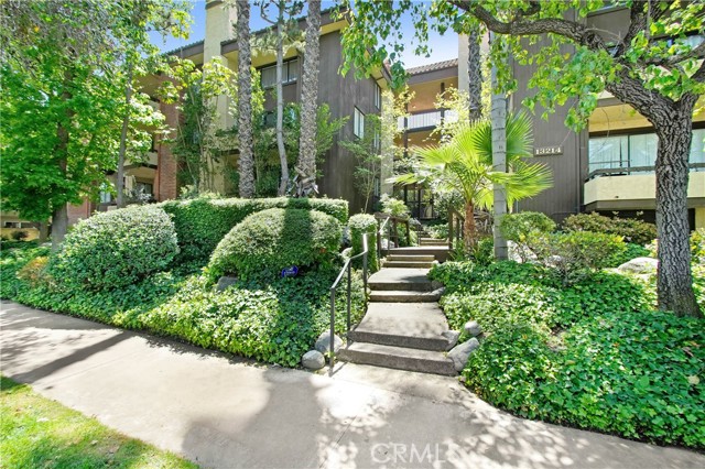 Detail Gallery Image 1 of 12 For 13214 Moorpark St #109,  Sherman Oaks,  CA 91423 - 2 Beds | 2 Baths
