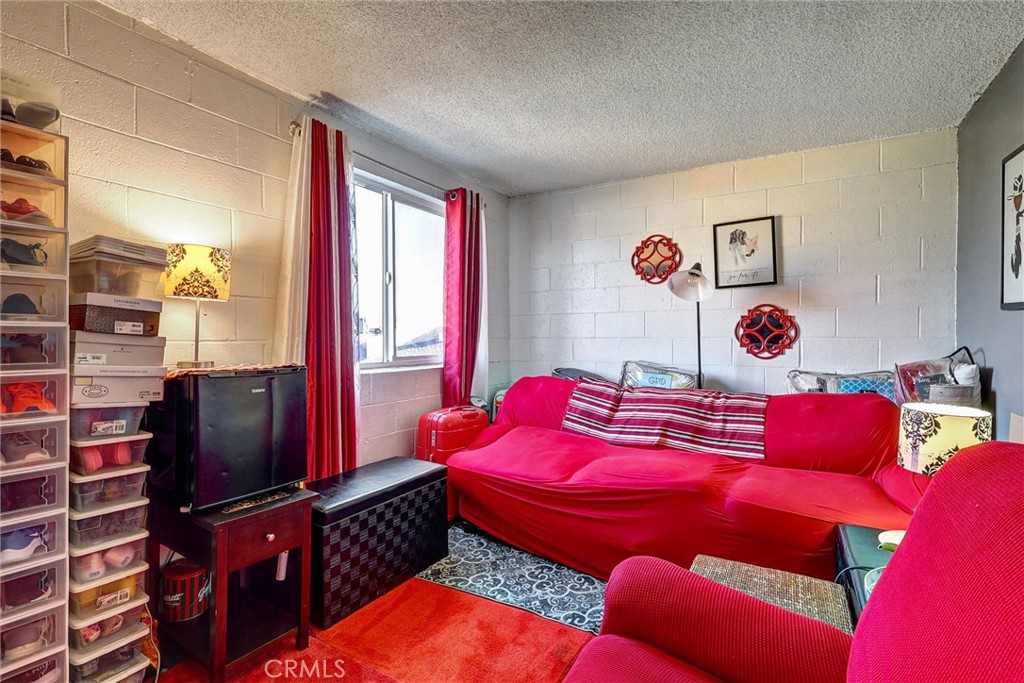 https://media.crmls.org/medias/7de7a2de-ce37-451e-ac6a-3c40dab7c534.jpg?preset=X-Large