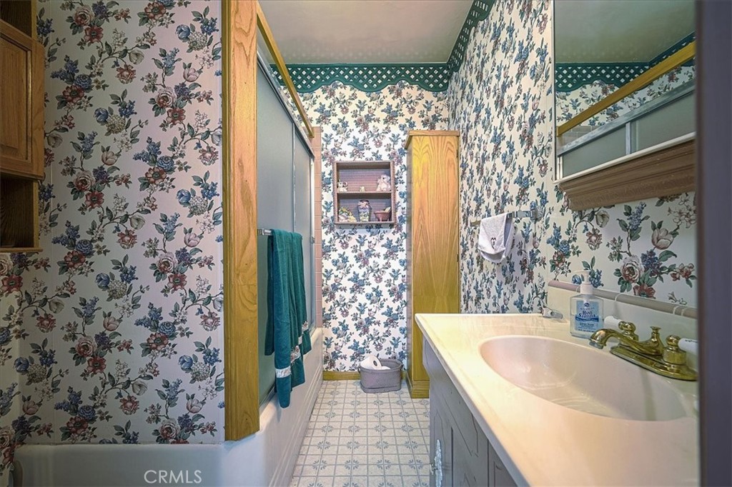 https://media.crmls.org/medias/7dec4b72-a7fb-4ff3-bcae-ee8da36a7624.jpg?preset=X-Large