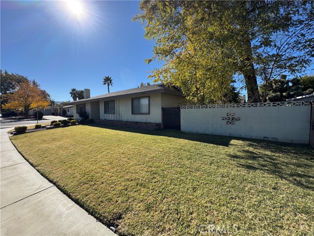 Detail Gallery Image 2 of 32 For 39643 Country Club Dr, Palmdale,  CA 93551 - 3 Beds | 2 Baths