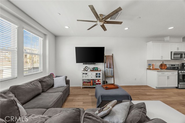 Detail Gallery Image 6 of 39 For 16025 Main St, Chino,  CA 91708 - 3 Beds | 2/1 Baths