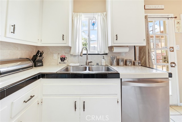 1992 Raymond Avenue, Signal Hill CA: https://media.crmls.org/medias/7defaef6-7507-4b75-a852-12026673688f.jpg