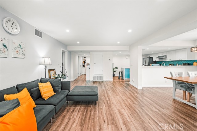 Detail Gallery Image 17 of 32 For 5009 Woodman Ave #205,  Sherman Oaks,  CA 91423 - 2 Beds | 2 Baths