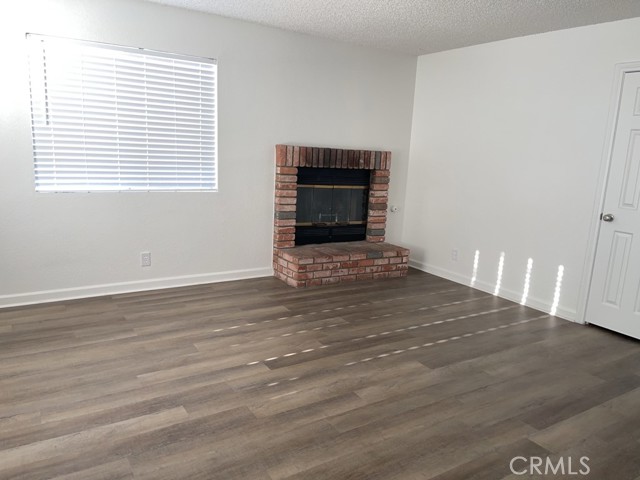 Detail Gallery Image 2 of 14 For 13757 Greenwood Pl #1,  Victorville,  CA 92395 - 3 Beds | 2 Baths