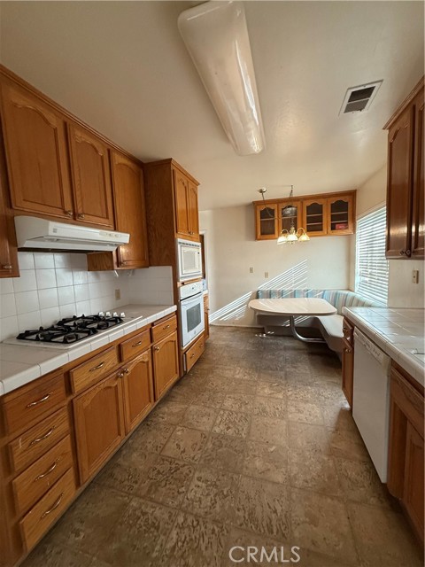 Detail Gallery Image 3 of 8 For 2104 Watson St, Bakersfield,  CA 93308 - 3 Beds | 2 Baths